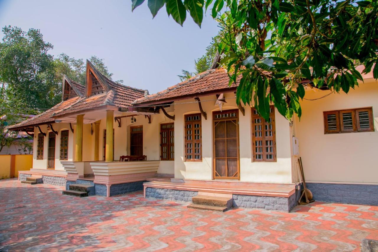 Trium Heritage Villa Chengannur Bagian luar foto